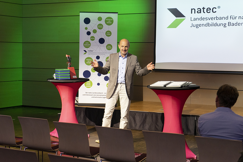 Bild einer Bühnen die Zertifikate übergeben 